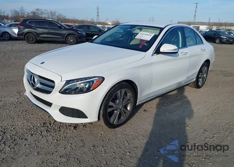 2015 Mercedes-Benz C 300 4Matic z USA, uszkodzony, nr VIN 55SWF4KB9FU036356